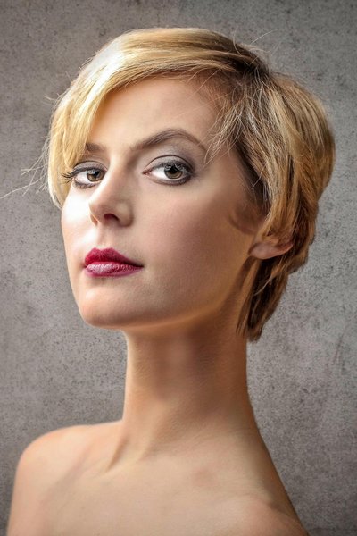 Schicke Kurzhaarfrisuren für Damen: Unkomplizierte blonde Kurzhaarfrisur