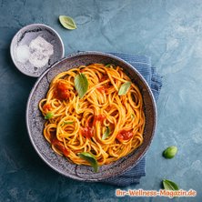 Low-Carb-Pasta in fruchtiger Tomatensoße
