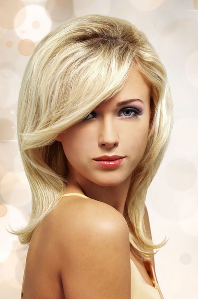 Trendige Langhaarfrisur für blonde Haare
