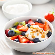Low Carb Obstsalat mit Joghurt und Sojaflocken
