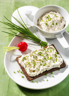 Pumpernickel mit Schnittlauchquark