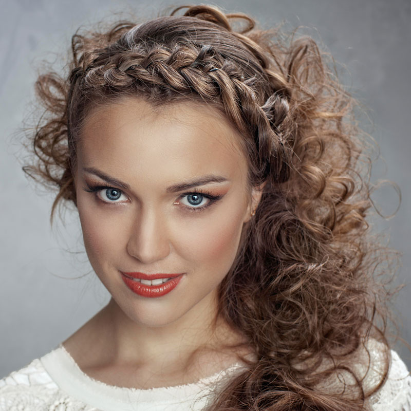 Coole Flechtfrisur Mit Locken Halboffen Gestylt Flechtfrisuren Fur Lange Und Mittellange Haare