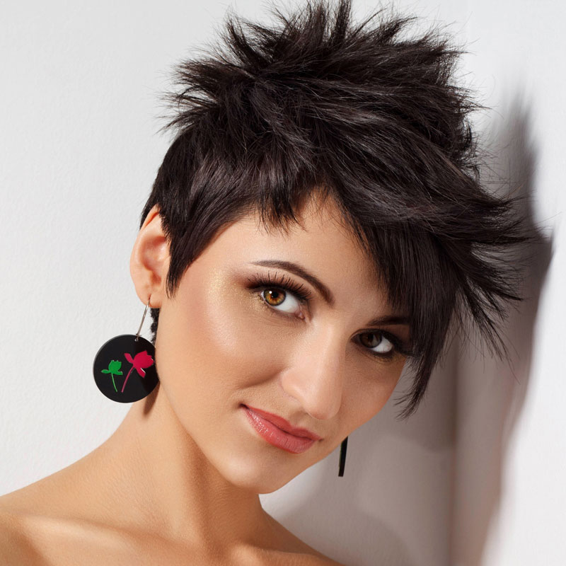 Schwarze Kurze Haare Im Pixie Cut Schwarze Haare