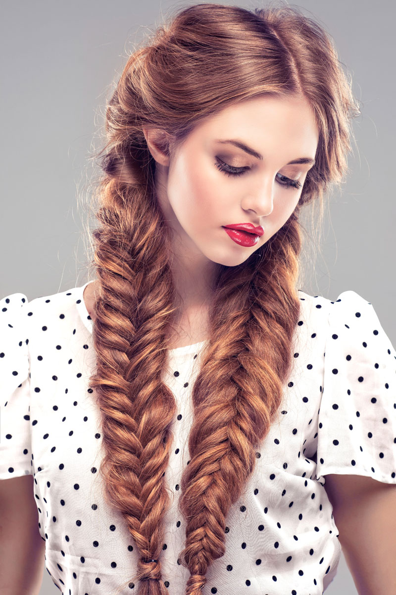 Seitliche Zöpfe in vollem braunem Haar - Zöpfe für lange Haare