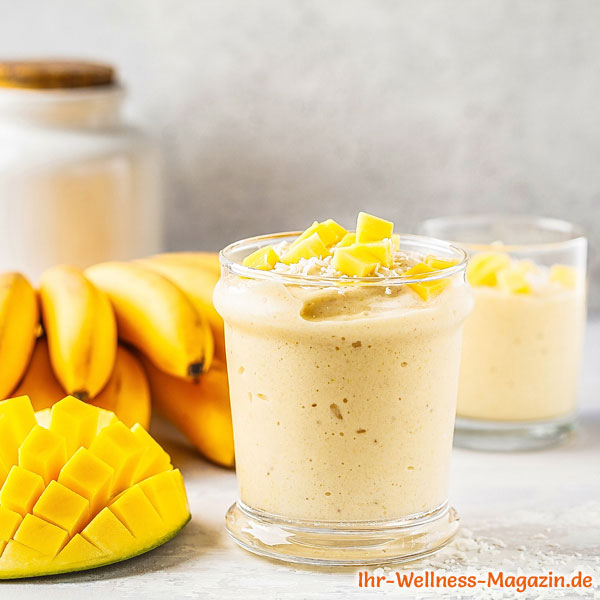 Proteinshake mit Mango, Kokos und Banane - Eiweißshake-Rezept zum Abnehmen
