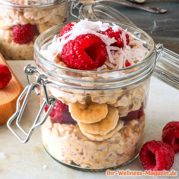 Low Carb Overnight Oats mit Banane und Nüssen gesundes Rezept fürs Frühstück