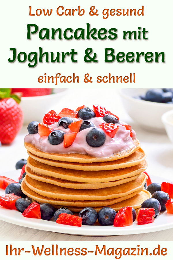 LowCarbPancakes mit Joghurt und Beeren gesundes Rezept fürs Frühstück