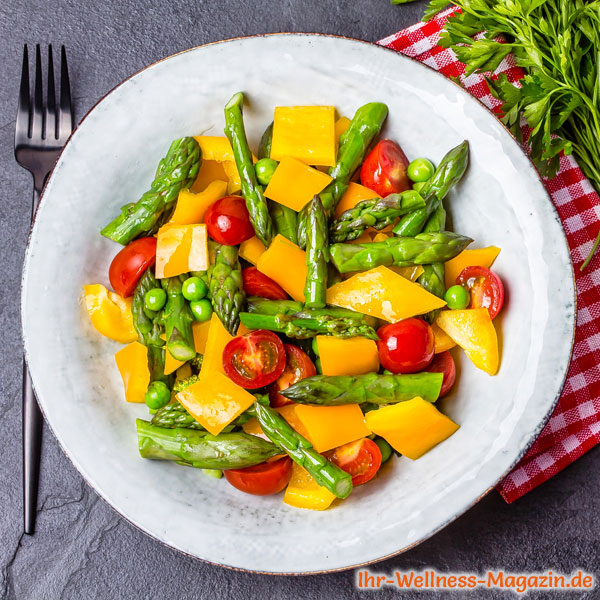 Bunter Salat mit grünem Spargel - gesundes Low-Carb-Rezept zum Abnehmen